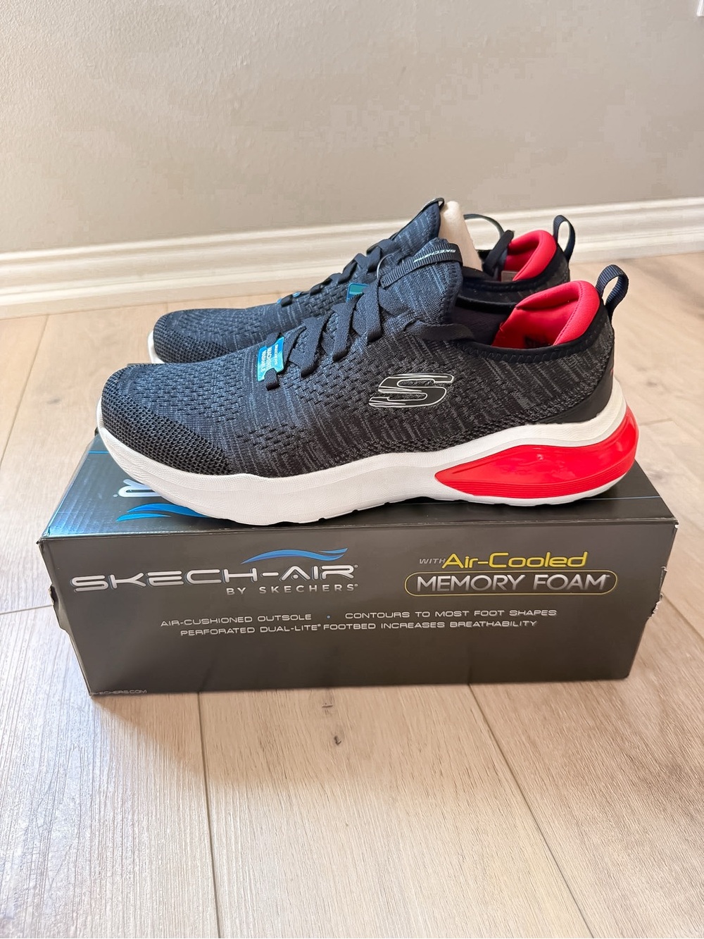 MENS SKECHERS AIR CUSHIONING MEMORY FOAM RUNNING SHOES BLACK/RED SIZE 11.5 NIB